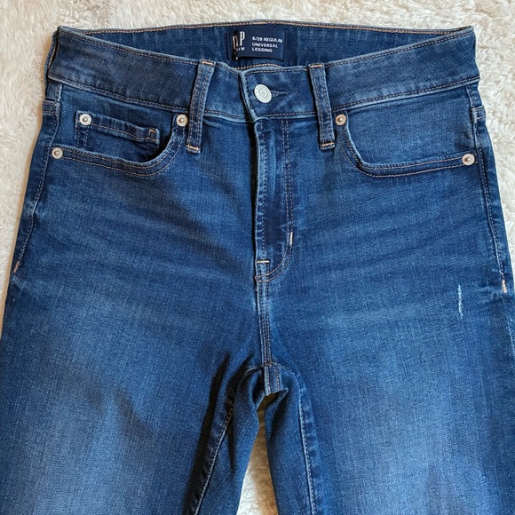 Gap's High Rise True Skinny Jeans in Dark Wash - Picture 5 of 8